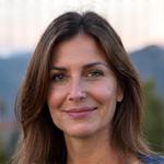 Ritratto di Giulia Bianchi, guida esperta in fotografia di paesaggio.